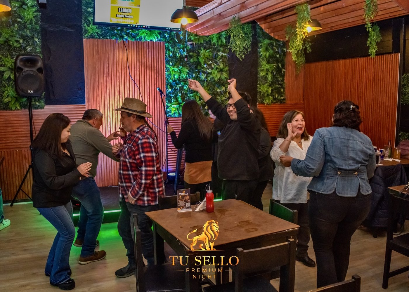 Ambiente cálido del local Tú Sello Premium con clientes disfrutando