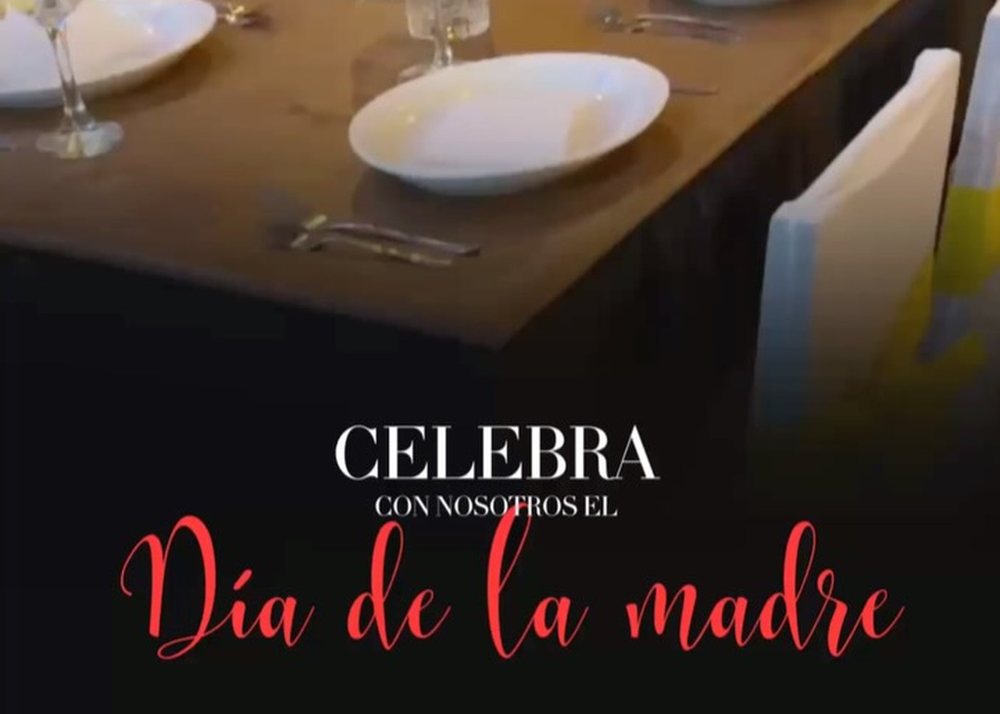 Mesa elegante montada para una celebración especial