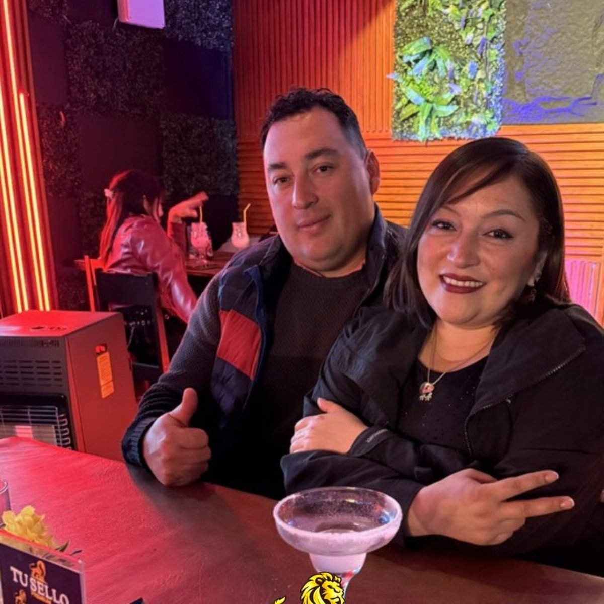 Pareja disfrutando tragos en ambiente nocturno